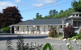 Boathouse Country Inn